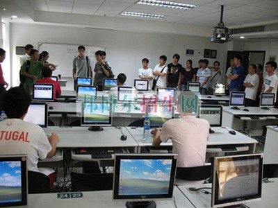 男生选择计算机网络技术 发展前景与职业路径探析